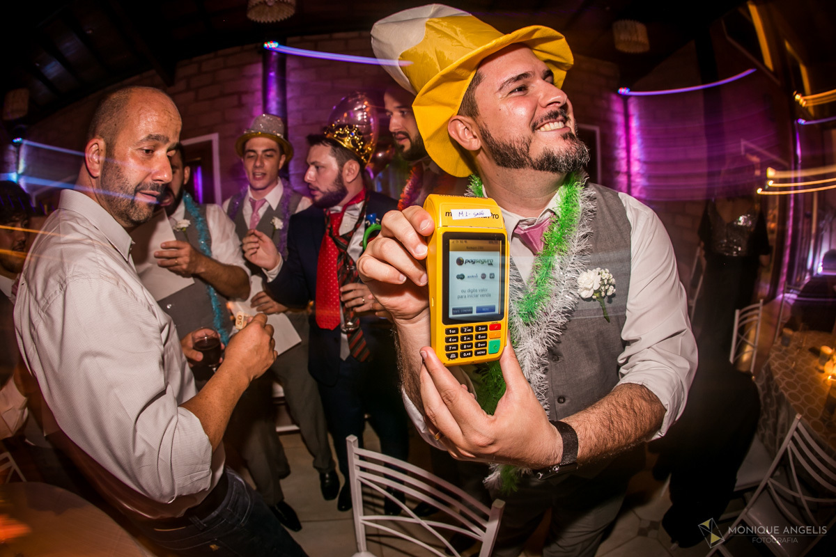 padrinhos do noivo passando a gravata na festa do casamento