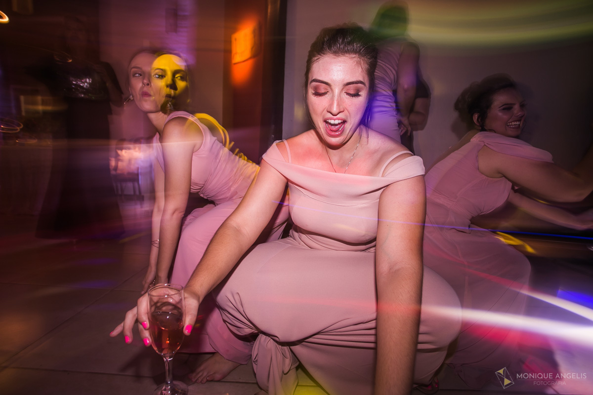 madrinhas dançando na festa de casamento da Jessica e Renan no Espaço Badulaque Eventos