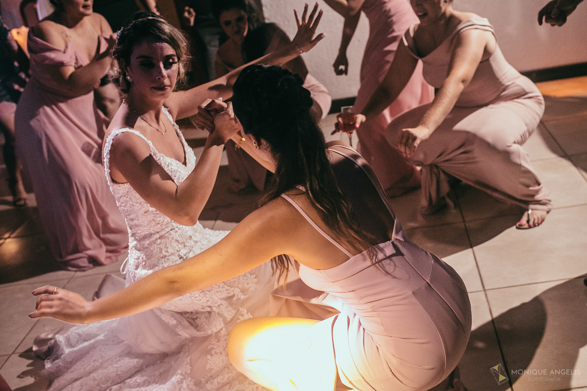 noiva dançando até o chão durante festa de casamento no Espaço Badulaque Eventos