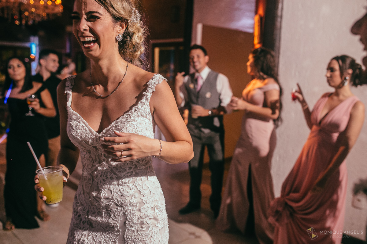 noiva sorrindo e se divertindo durante festa de casamento no Espaço Badulaque Eventos