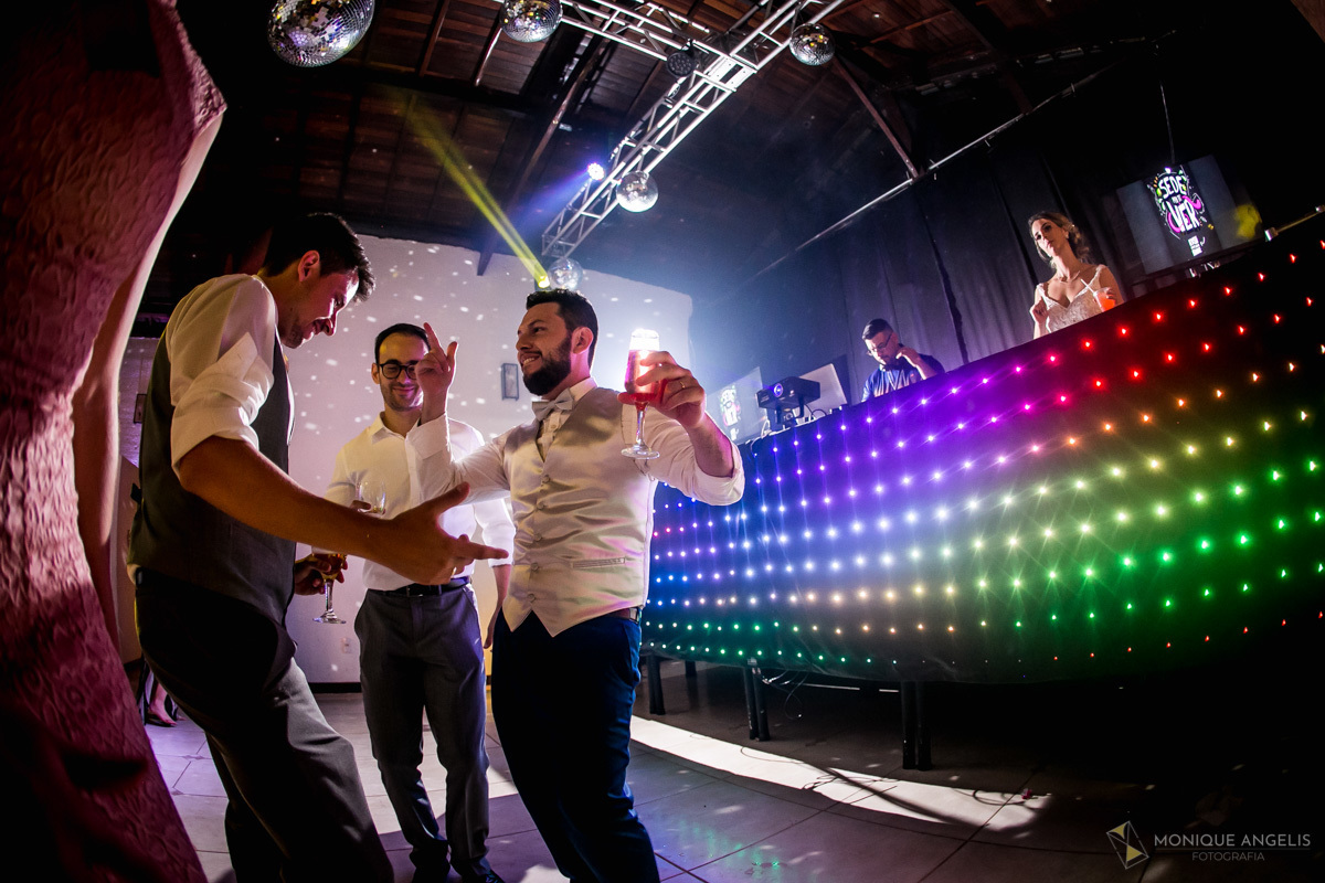 noivo com seus amigos e noiva ao lado do DJ durante festa de casamento no Espaço Badulaque Eventos