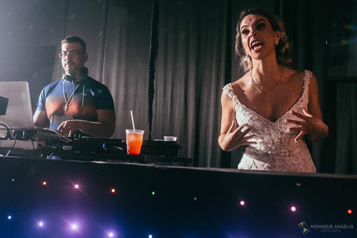 noiva fazendo careta junto do DJ durante festa na cerimônia de casamento no Espaço Badulaque Eventos