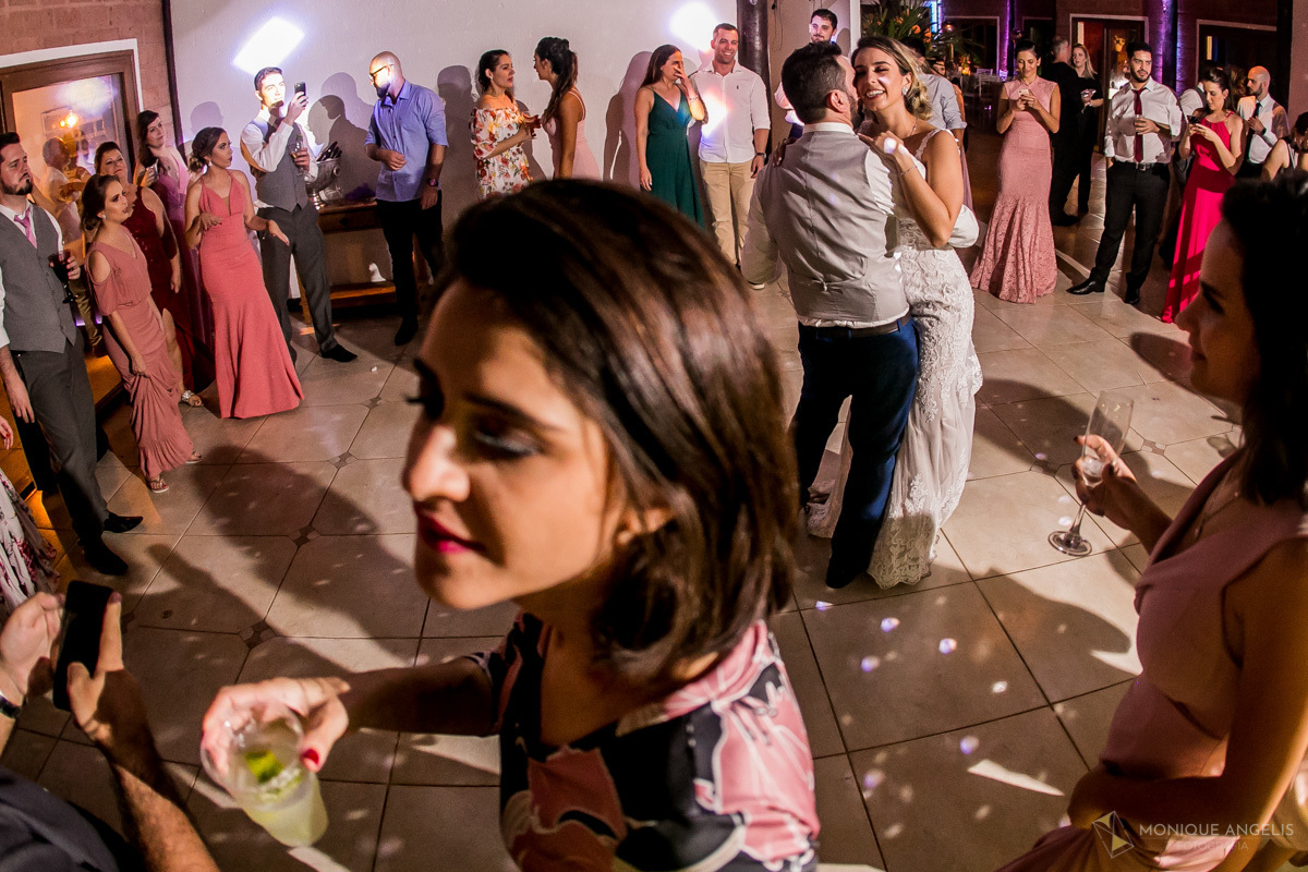 casal de noivos dançando juntos na pista de dança na festa de casamento no Espaço Badulaque Eventos