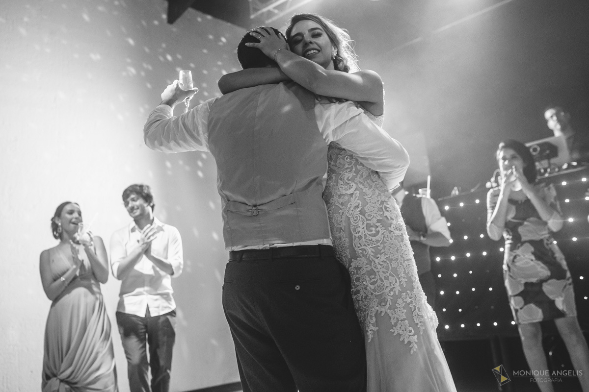 noiva dançando com o noivo na pista de dança durante festa de casamento no Espaço Badulaque Eventos