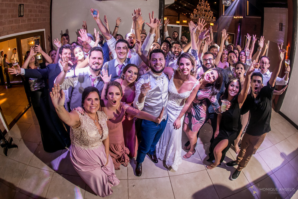 ultima foto do casamento da Jessica e Renan com seus convidados no Espaço Badulaque Eventos
