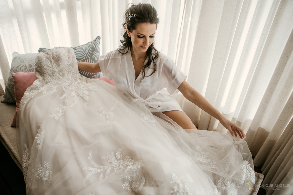 noiva admirando o seu vestido antes do casamento