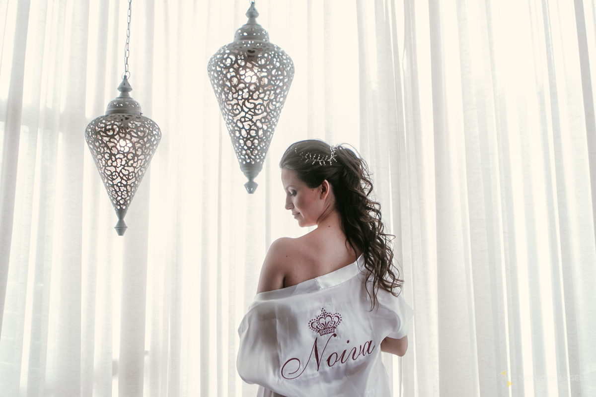 a noiva em seu making of antes da cerimônia de casamento