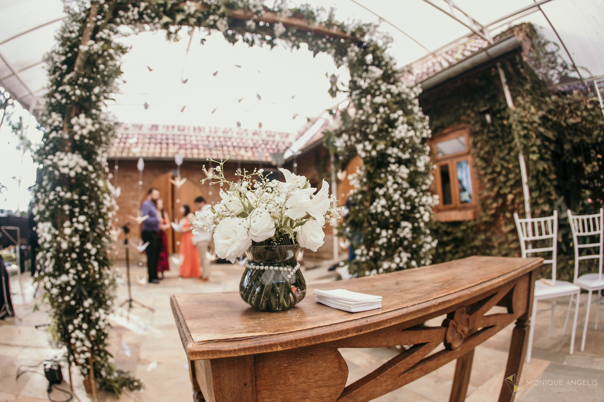 a decoração do local da cerimônia na Floriada Eventos