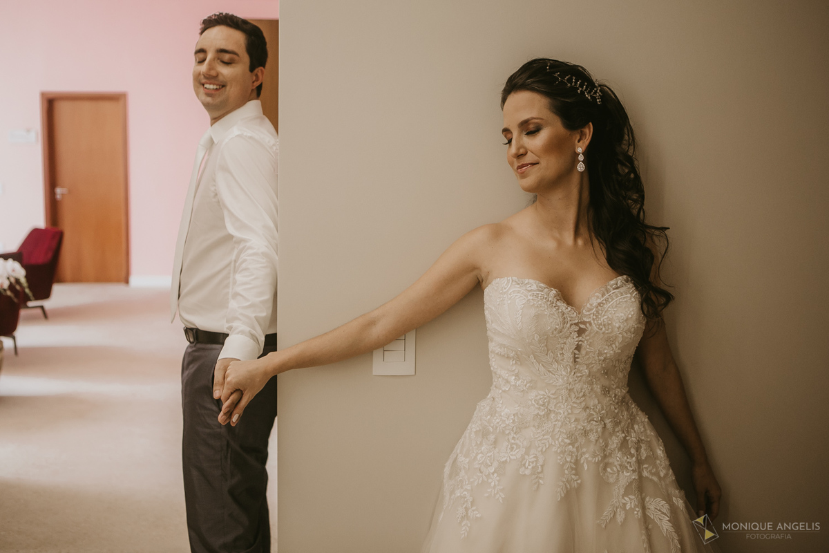 first Look dos noivos antes da cerimônia de casamento 