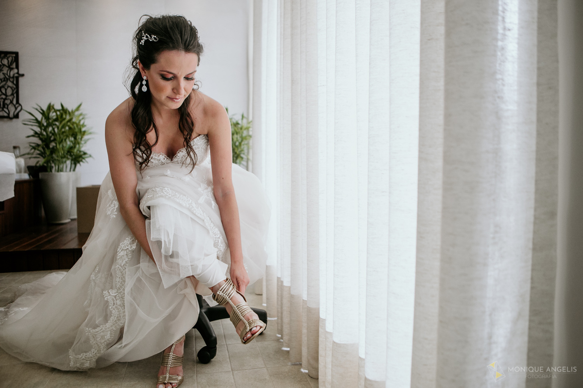 a noiva colocando seu sapato antes da cerimônia de casamento no Floriada Eventos em Holambra SP