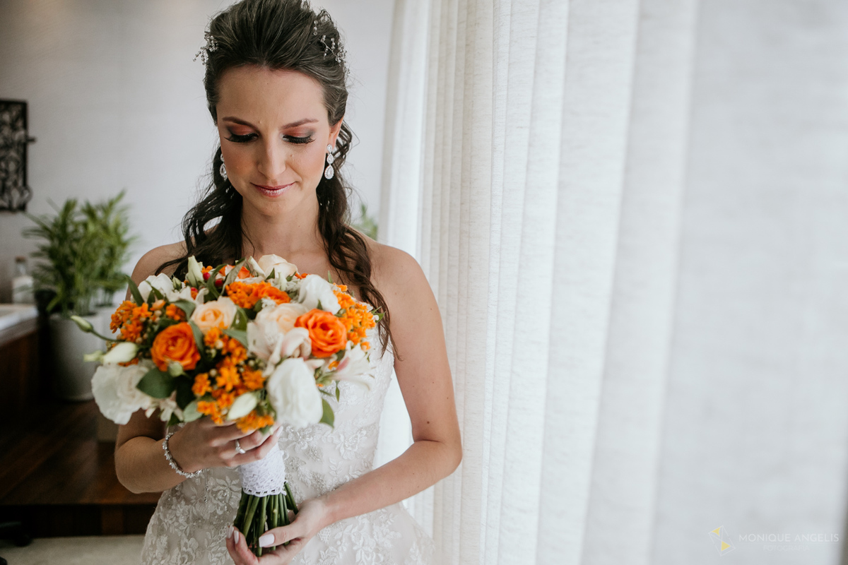 a noiva admirando o seu buquê antes do casamento no Floriada Eventos em Holambra SP
