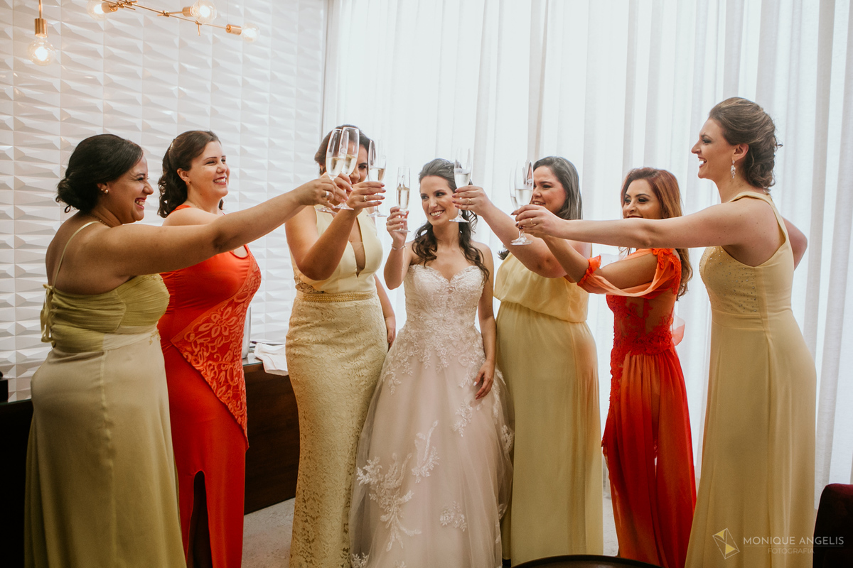 a noiva brindando com suas madrinhas durante o making of 