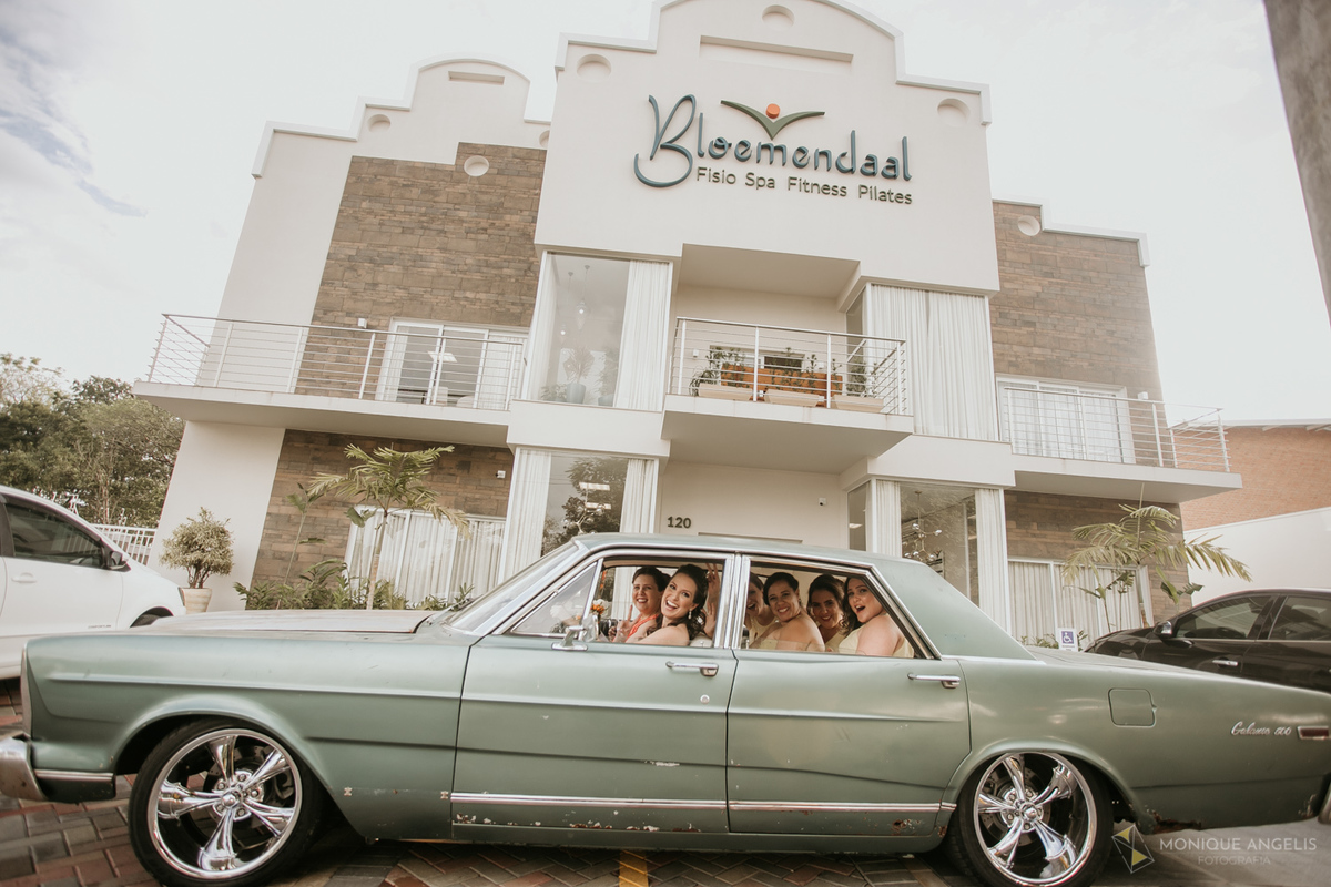 a noiva dirigindo para a cerimônia de casamento no Floriada Eventos em Holambra SP com suas madrinhas