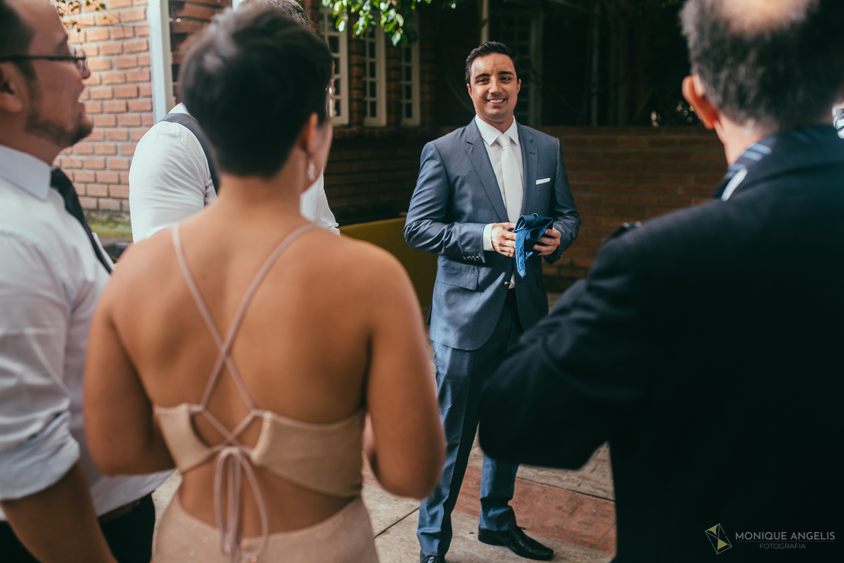 o noivo recebendo seus convidados no Floriada Eventos em Holambra SP