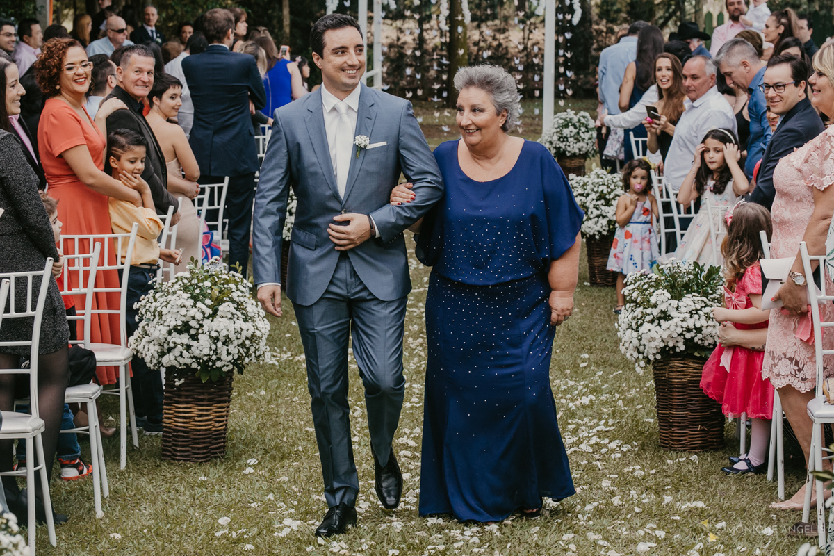a entrada do noivo na cerimônia de casamento no Floriada Eventos em Holambra SP