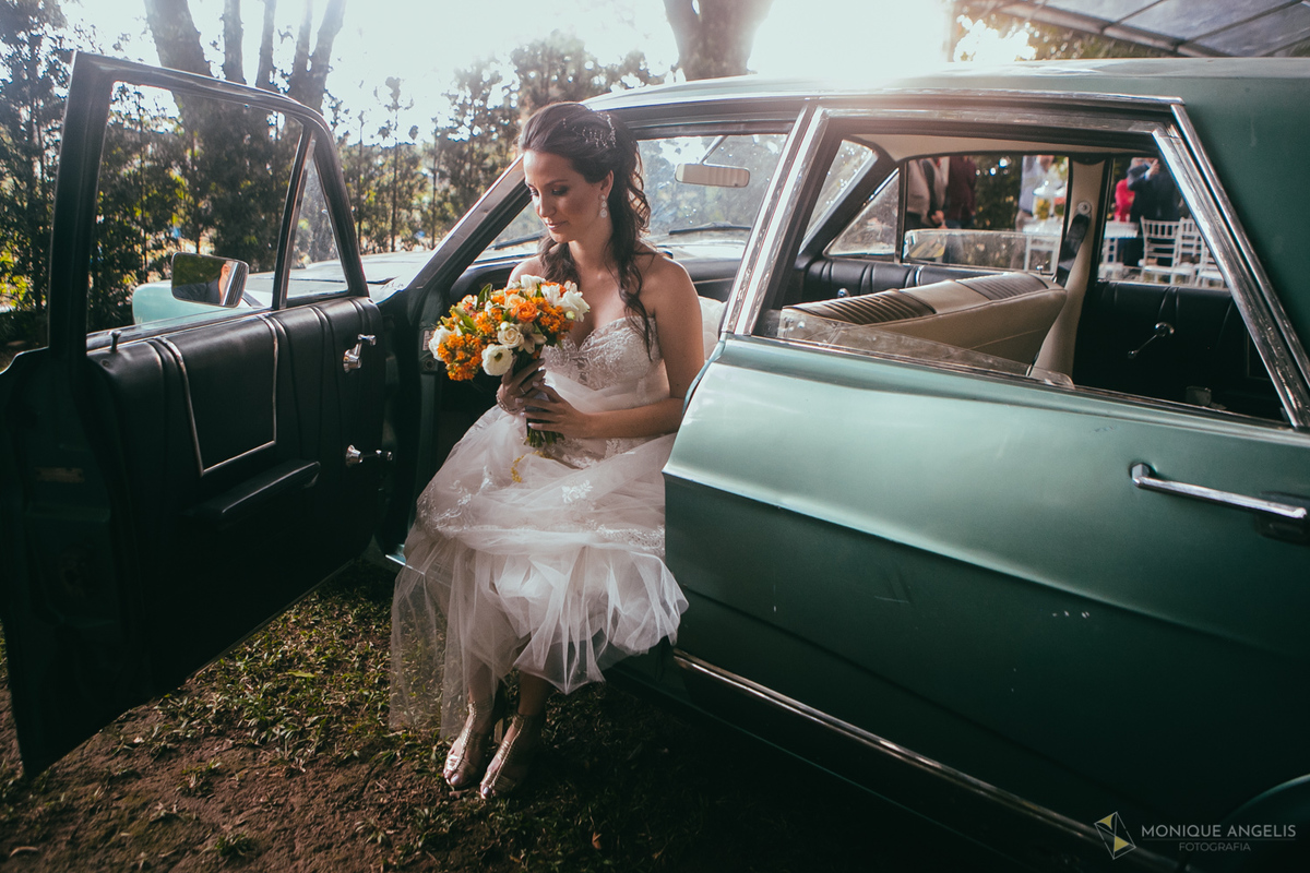 a noiva no carro antes de entrar na cerimônia de casamento no Floriada Eventos em Holambra SP