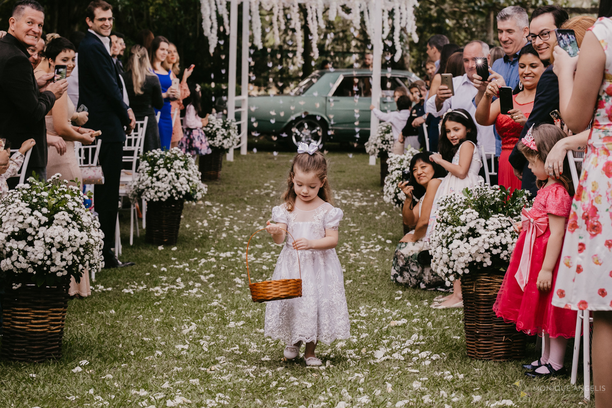 a entrada da daminha na cerimônia de casamento no Floriada Eventos em Holambra SP