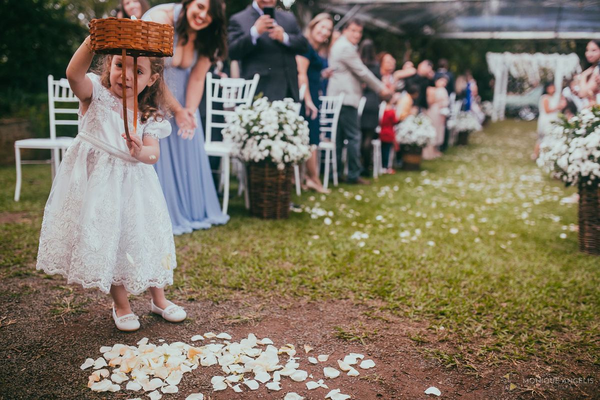 a daminha despejando pétalas de rosas no corredor da cerimônia no Floriada Eventos em Holambra SP