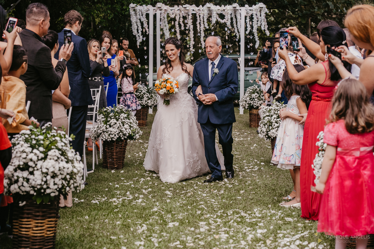 a entrada da noiva na cerimônia de casamento no Floriada Eventos em Holambra SP