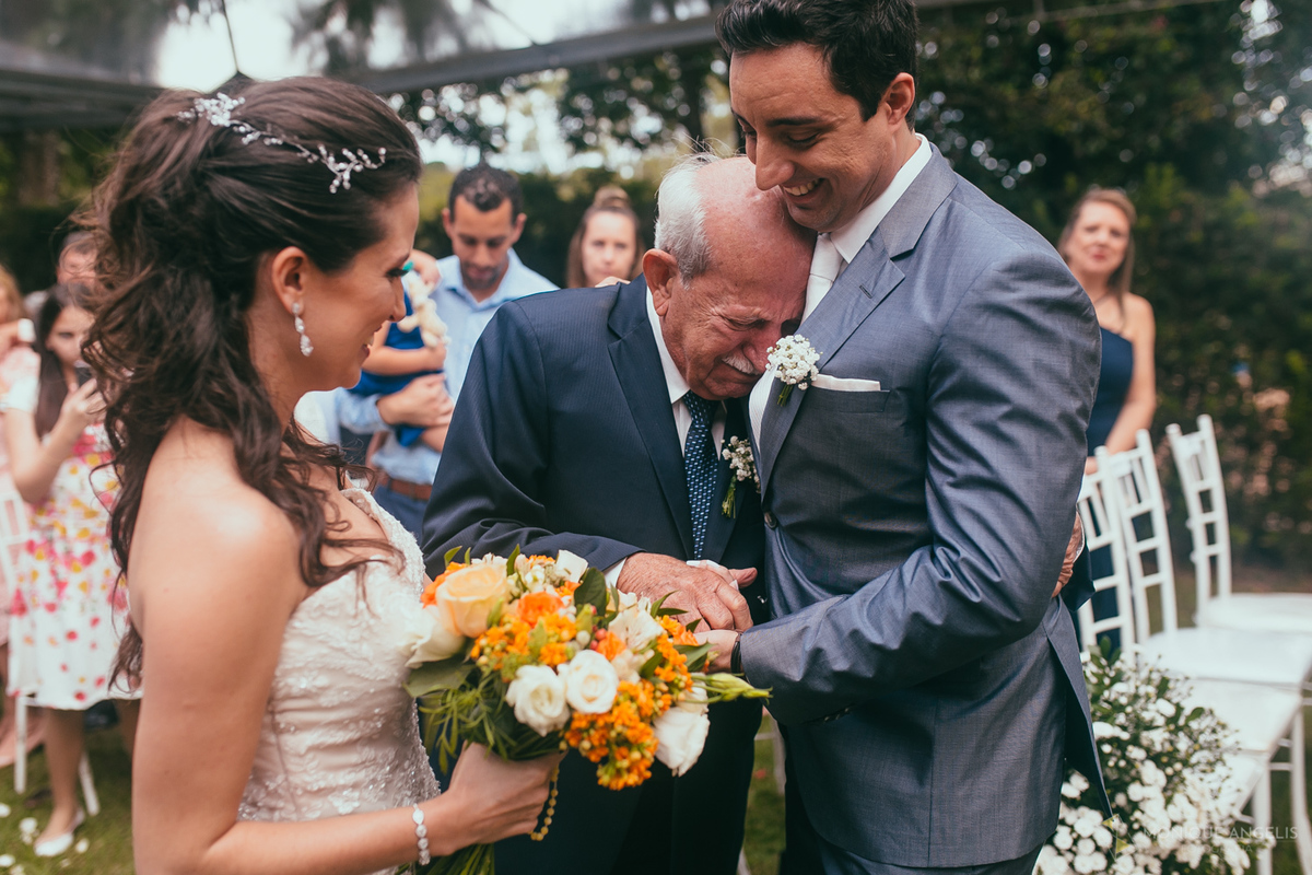 o pai da noiva emocionado entregando sua filha para o noivo na cerimônia de casamento no Floriada Eventos em Holambra SP