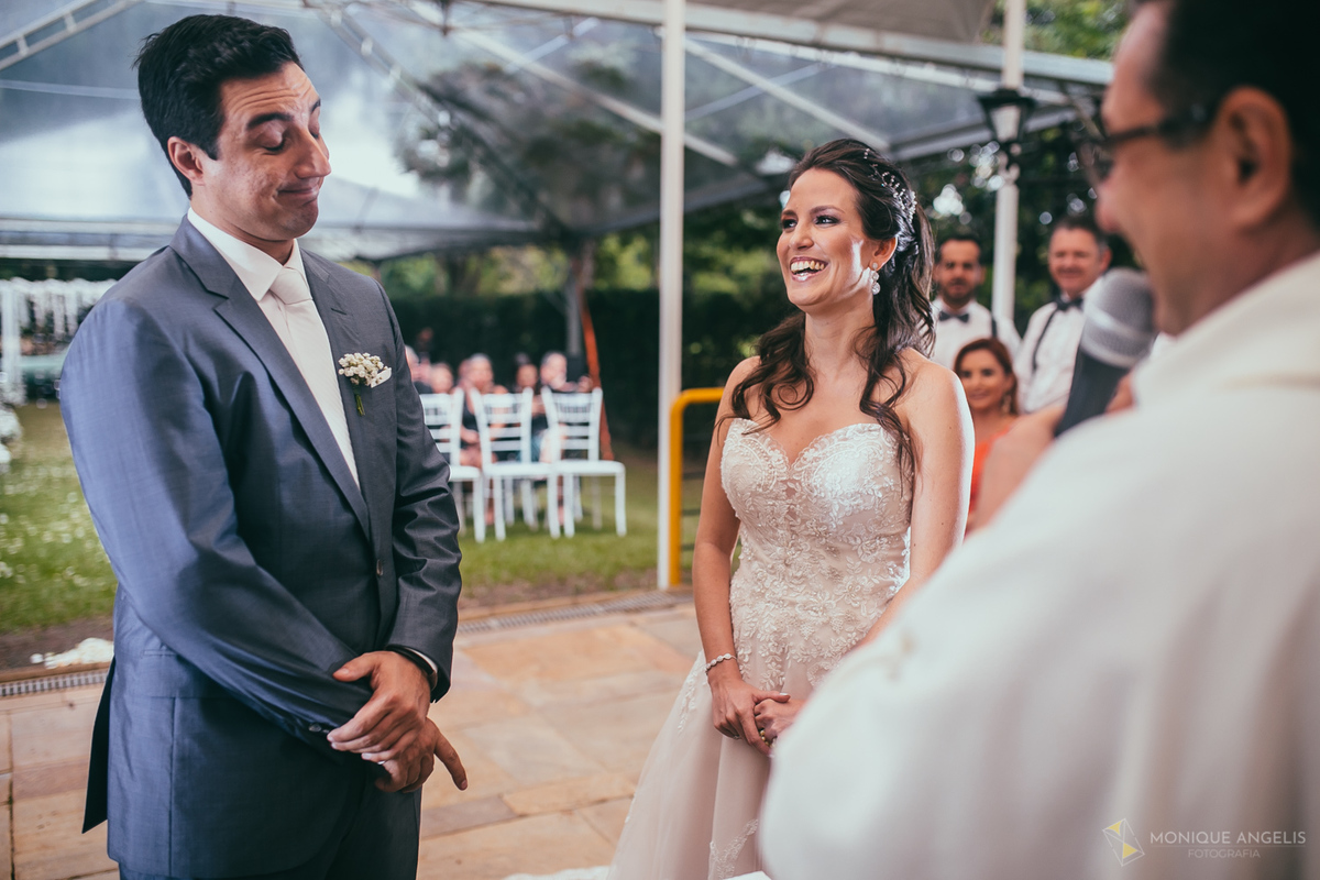 o casal de noivos na cerimônia de casamento no Floriada Eventos em Holambra SP