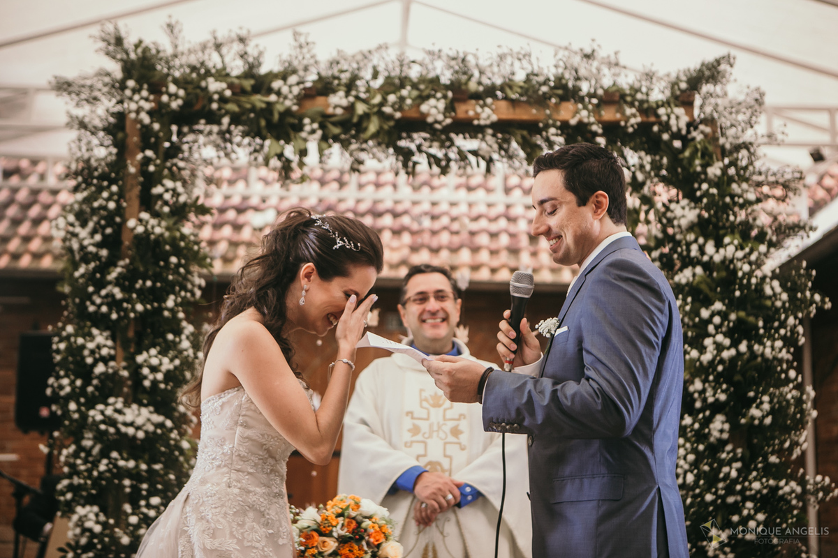 o noivo lendo os votos para a noiva na cerimônia de casamento no Floriada Eventos em Holambra SP