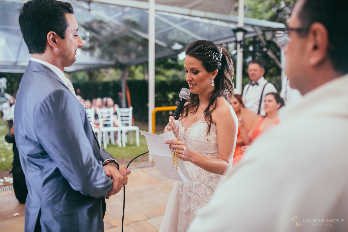 a noiva lendo os votos para o noivo na cerimônia de casamento no no Floriada Eventos em Holambra SP