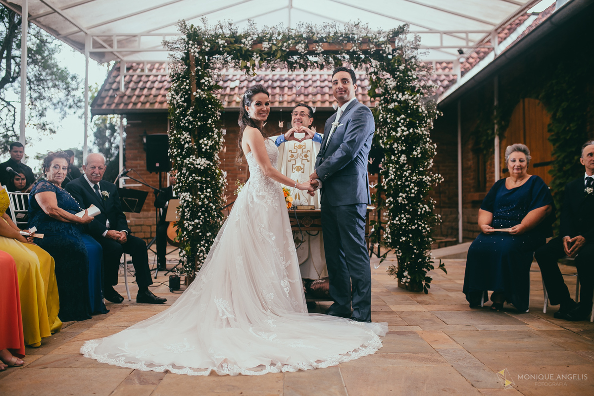 o casal de noivos aguardando a entrada das alianças na cerimônia de casamento no Floriada Eventos em Holambra SP