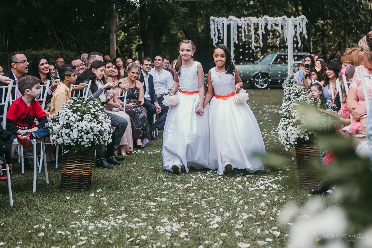 a entrada das alianças na cerimônia de casamento no Floriada Eventos em Holambra SP