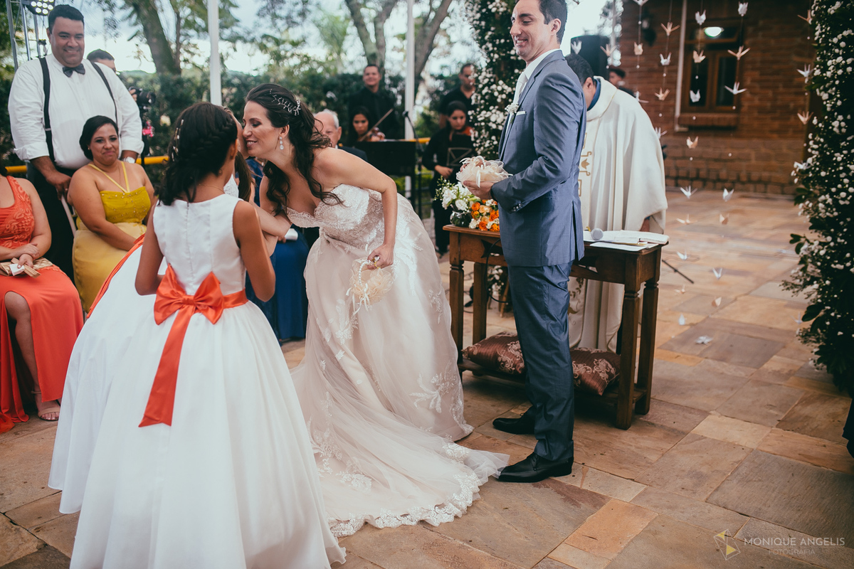 a noiva recebendo as alianças na cerimônia de casamento no Floriada Eventos em Holambra SP