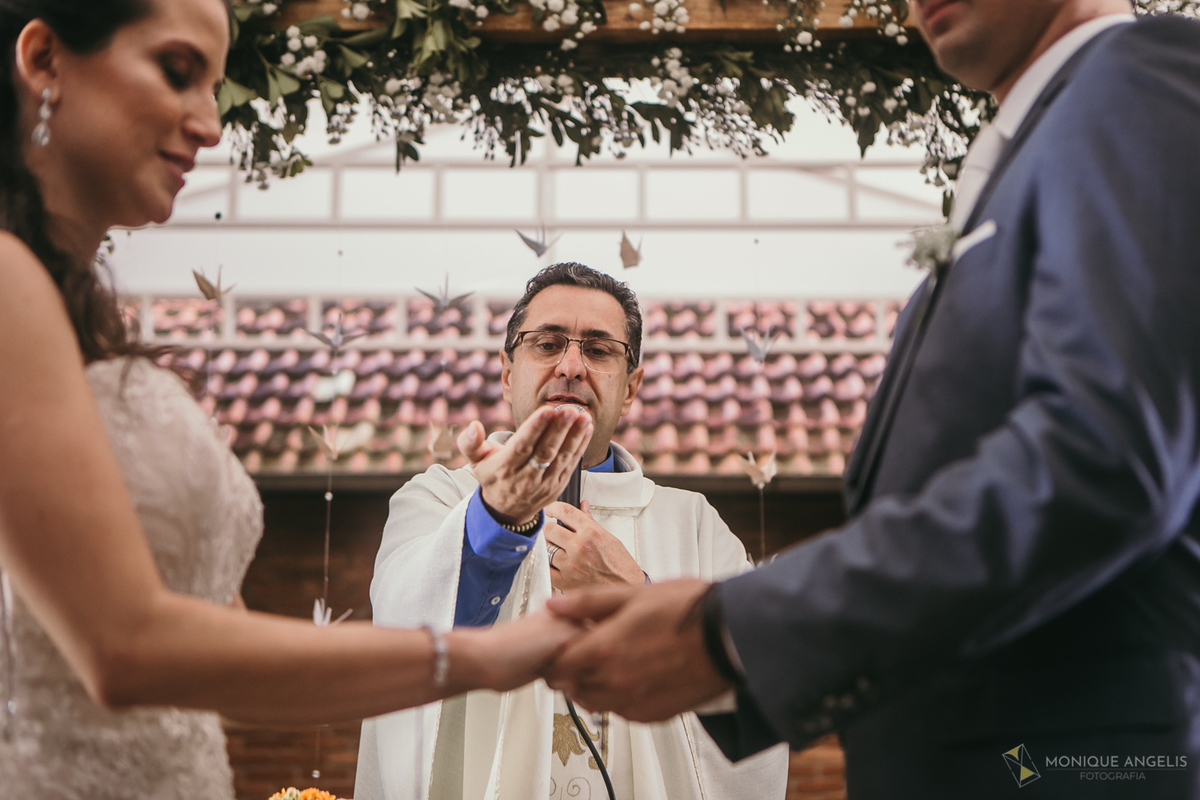 a bênçãos das alianças durante a cerimônia de casamento no Floriada Eventos em Holambra SP