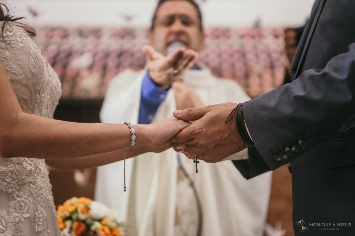 a bênção das alianças dos noivos na cerimônia de casamento no Floriada Eventos em Holambra SP