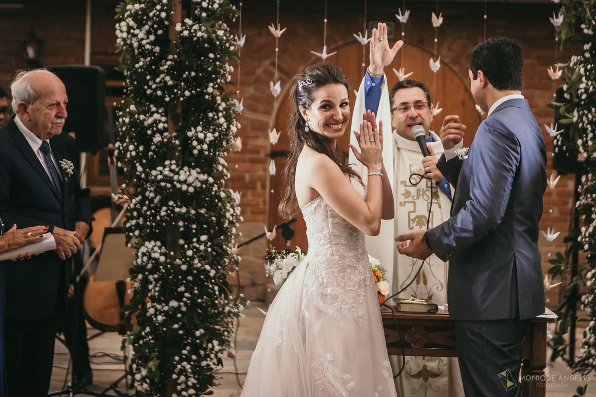 a benção do padre aos noivos na cerimônia de casamento no Floriada Eventos em Holambra SP