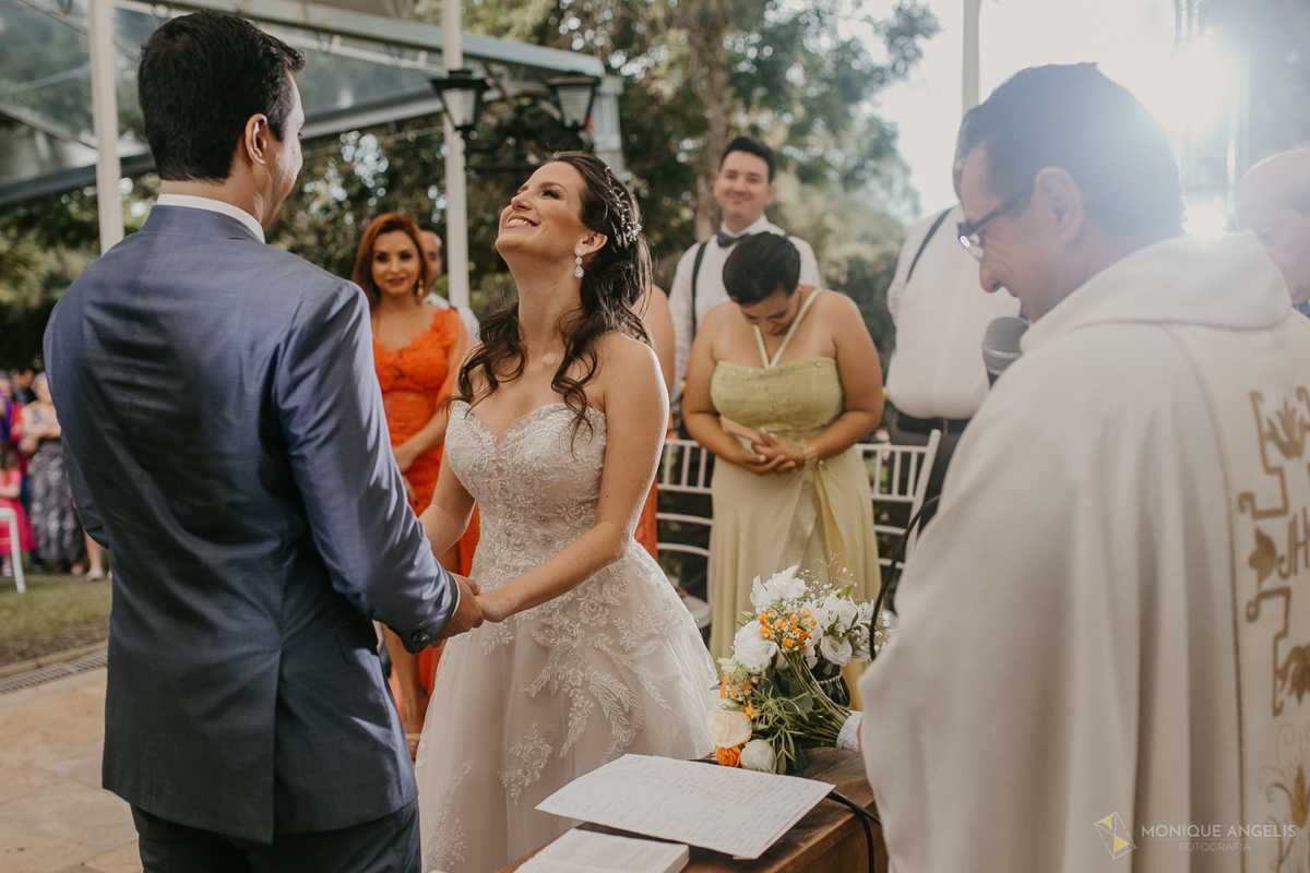 casal de noivos de mãos dadas na cerimônia de casamento no Floriada Eventos em Holambra SP