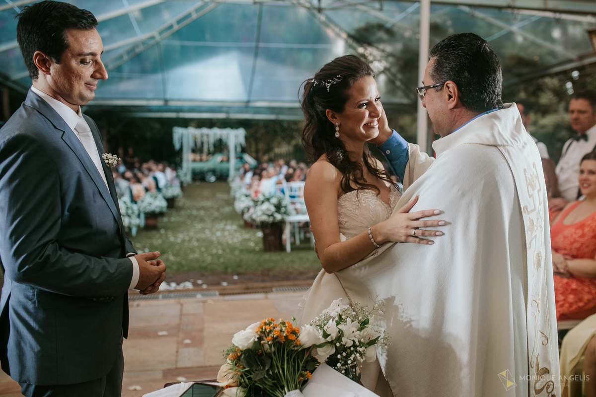 padre cumprimenta a noiva após cerimônia de casamento no Floriada Eventos em Holambra SP