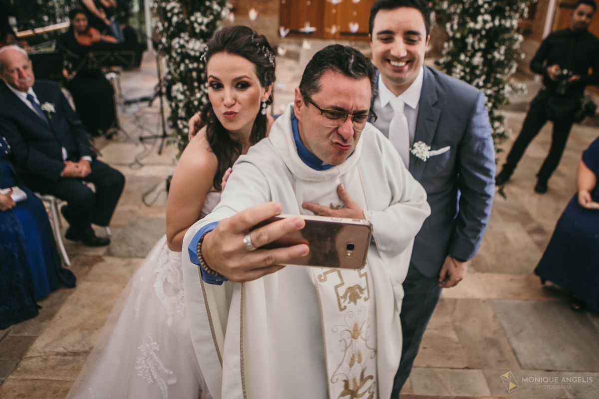 padre tira selfie com o casal de noivos após cerimônia de casamento no Floriada Eventos em Holambra SP