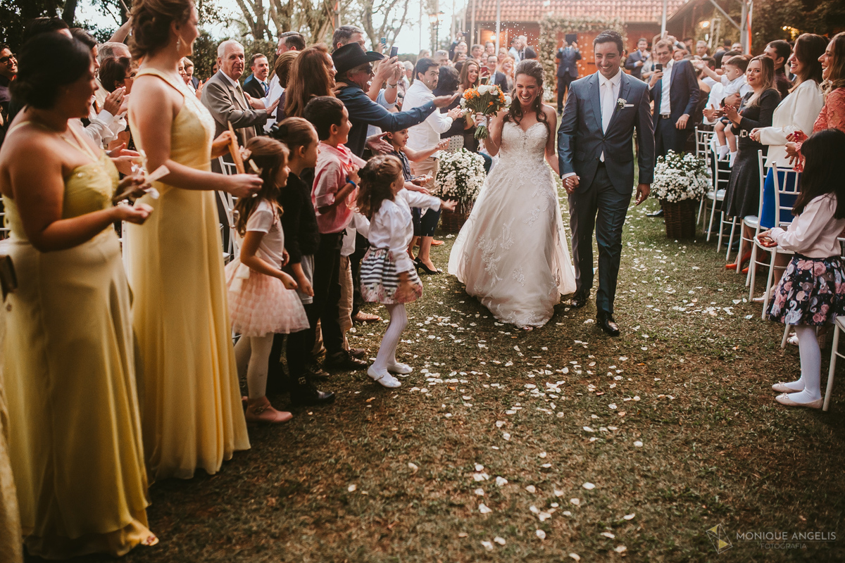 a saída do casal de noivos na cerimônia de casamento no Floriada Eventos em Holambra SP