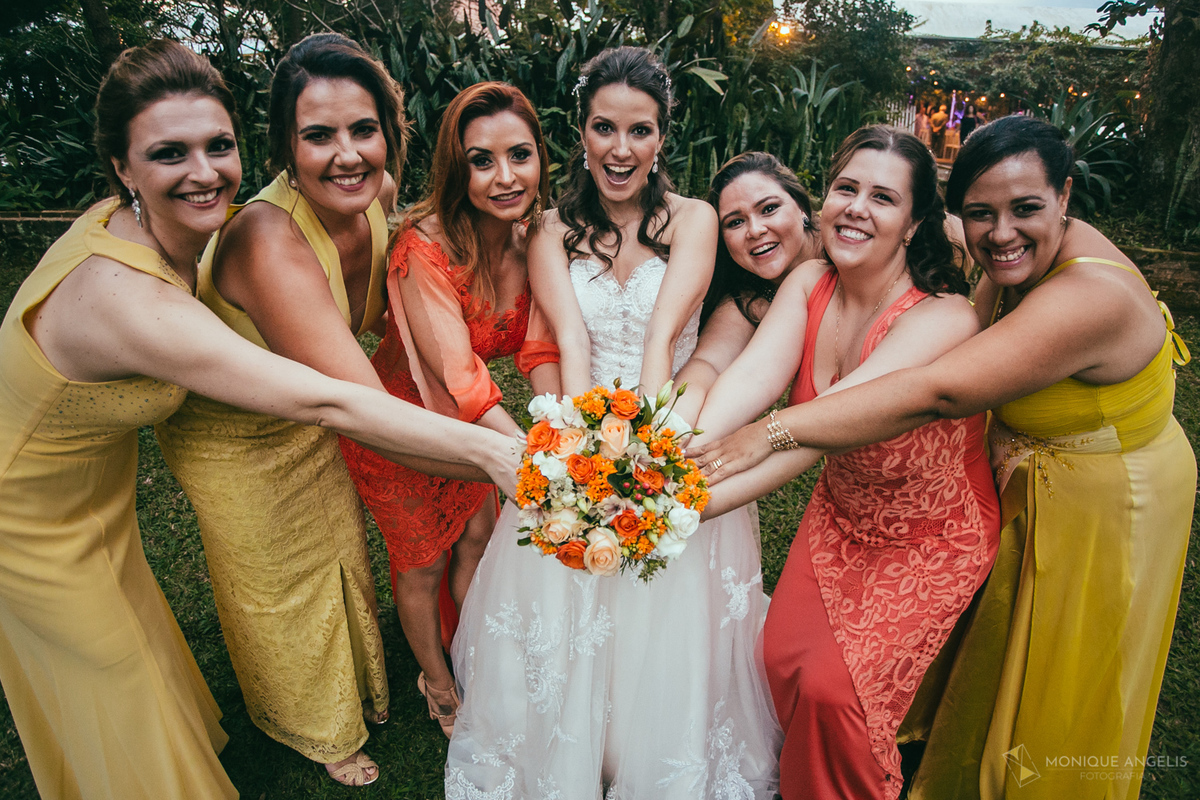 a noiva e suas madrinhas no Floriada Eventos em Holambra SP