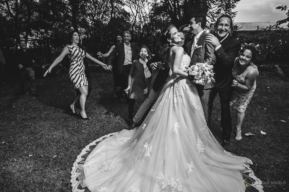 convidados invadem foto do casal no Floriada Eventos em Holambra SP