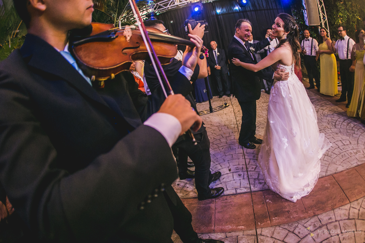 noiva dançando com o sogro na recepção do casamento no Floriada Eventos em Holambra SP