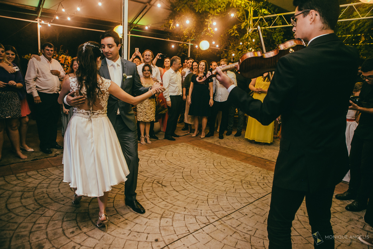a noiva dança com o noivo na recepção do casamento no Floriada Eventos em Holambra SP