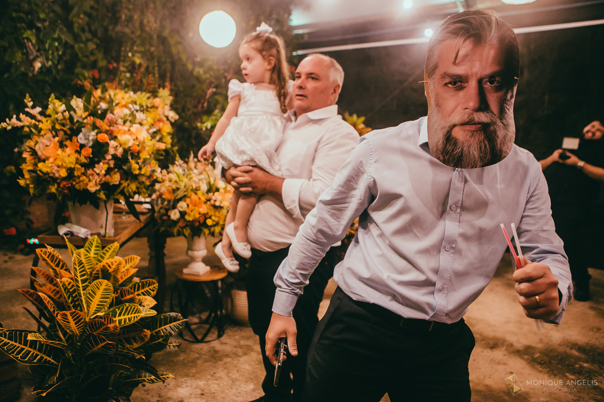 convidado dançando na recepção do casamento no Floriada Eventos em Holambra SP