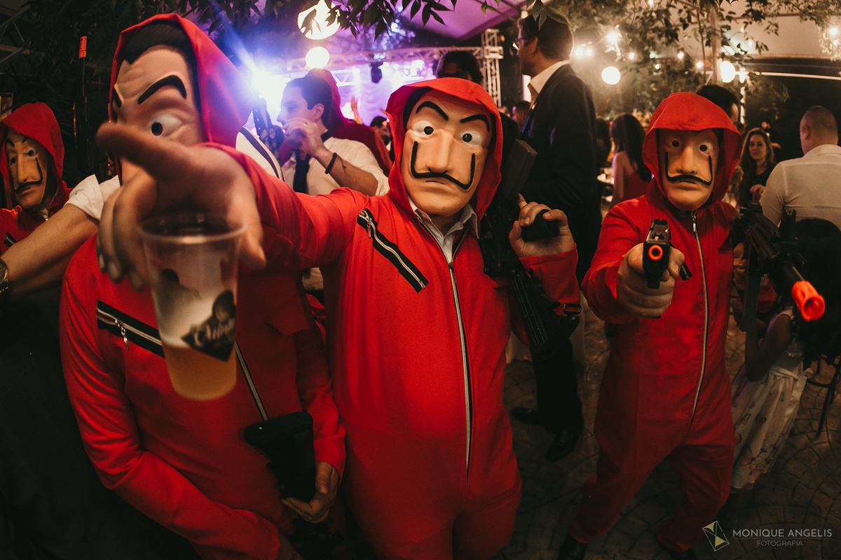 os padrinhos fantasiados de A Casa de Papel na recepção do casamento no Floriada Eventos em Holambra SP