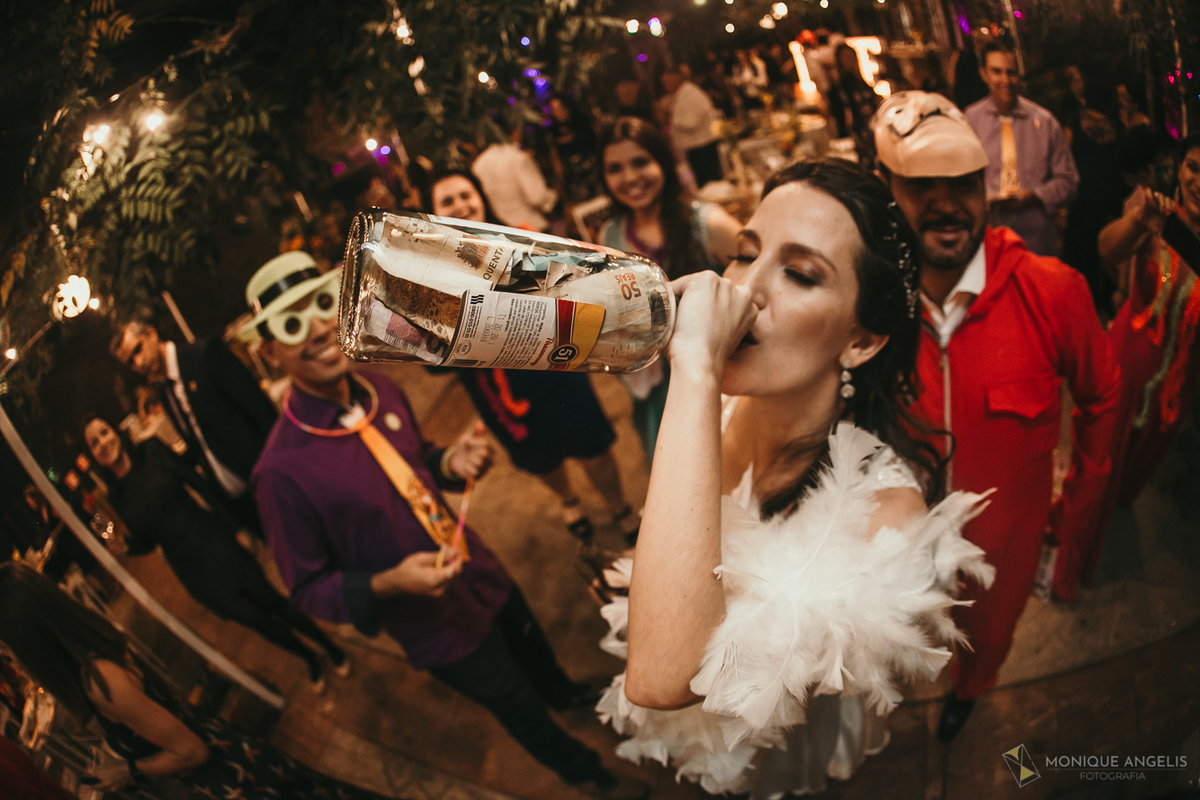 noiva brincando com o dinheiro da gravata na recepção do casamento no Floriada Eventos em Holambra SP