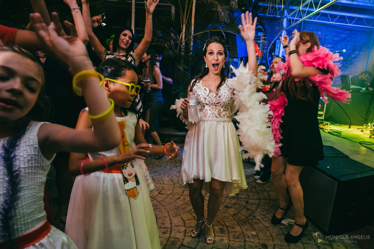 noiva dançando na pista de dança na recepção do casamento no Floriada Eventos em Holambra SP