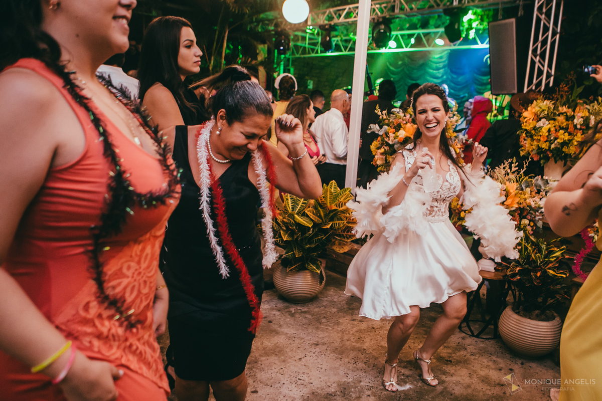 a noiva dançando com seus convidados na pista de dança na recepção do casamento no Floriada Eventos em Holambra SP