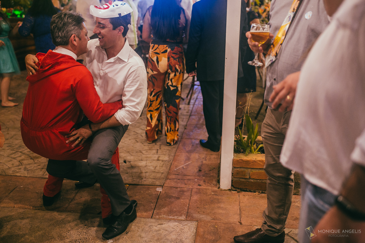noivo dançando com o padrinho na pista de dança na recepção do casamento no Floriada Eventos em Holambra SP
