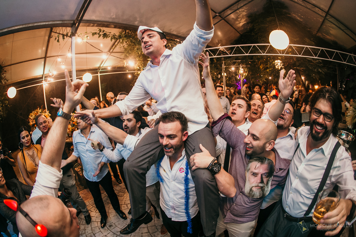 convidados erguem o noivo na pista de dança na recepção do casamento no Floriada Eventos em Holambra SP