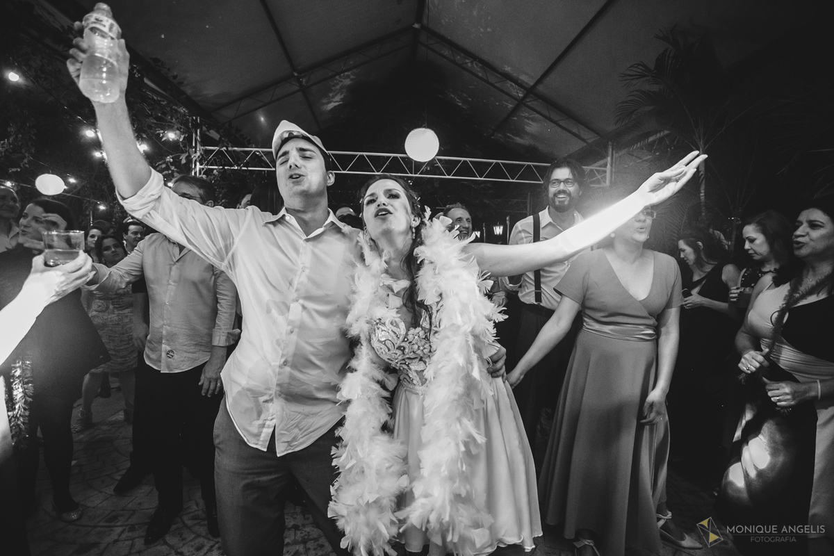 casal de noivos dançando na pista de dança na recepção do casamento no Floriada Eventos em Holambra SP