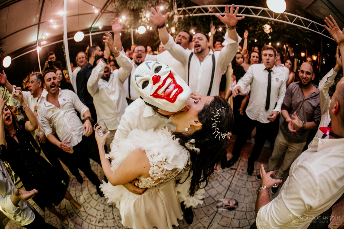 noivo beija a noiva na pista de dança na recepção do casamento no Floriada Eventos em Holambra SP